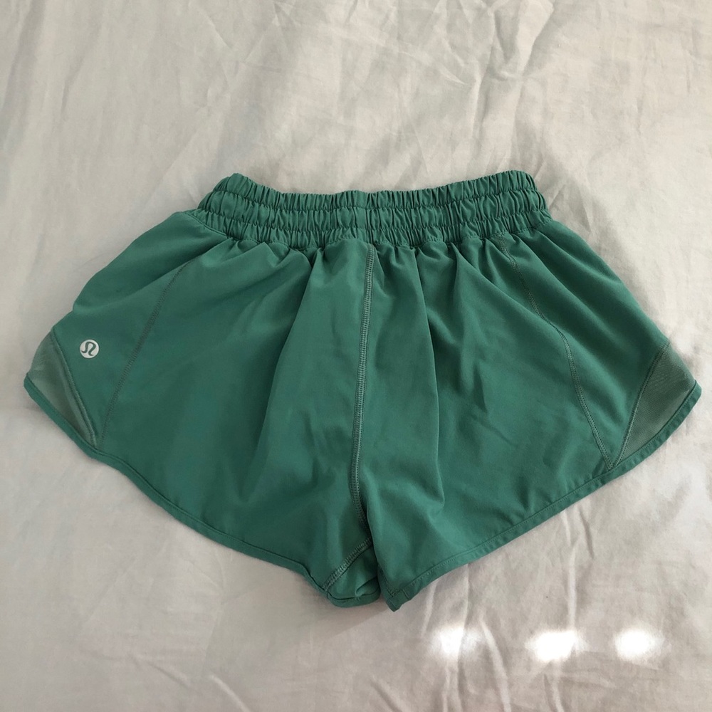Lululemon Hotty Hot Short size 4 EUC 2.5” inseam